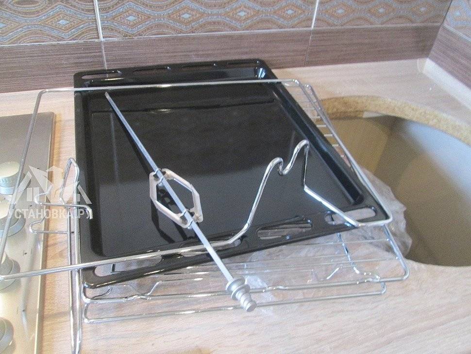 Духовой шкаф над посудомоечной машиной на кухне