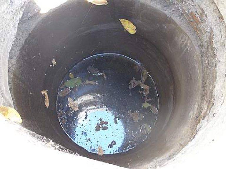 Почему вода из скважины желтеет
