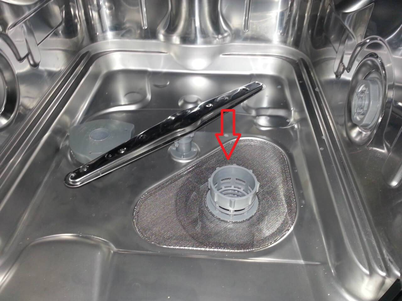 Белый налет на посуде после мытья в посудомоечной машине: причины, как убрать