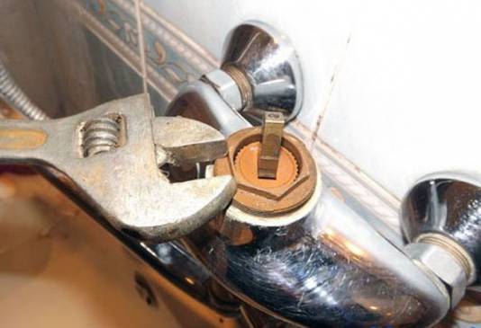 Замена картриджа смесителя (31 фото): как заменить однорычажный смеситель в душе своими руками?