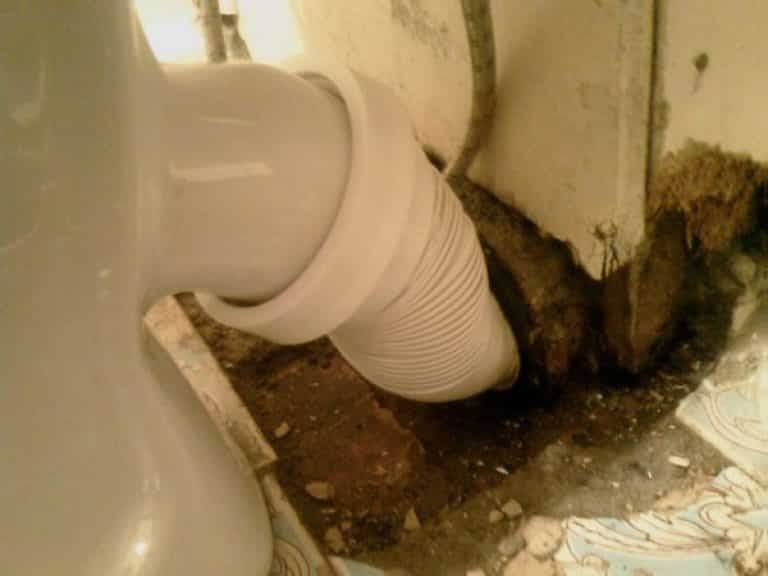 Воняет канализацией в туалете на последнем этаже: почему пахнет и что делать?