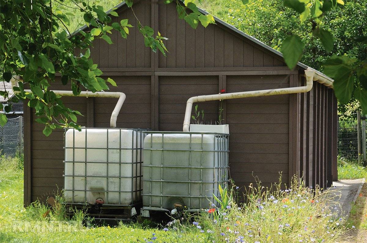 Сбор дождевой воды для полива: накопительная система, емкость, сток крыши, попадает в водосборники, установка фильтра