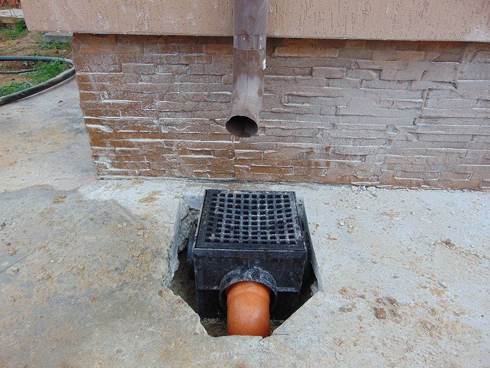 Установка дождеприемника для ливневой канализации: критерии выбора и особенности монтажа
