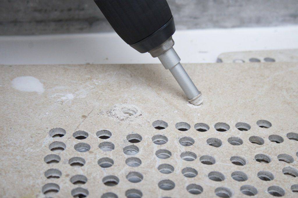 Чем и как просверлить кафельную плитку на стене – пошаговоя инструкция сверления керамической плитки (фото)