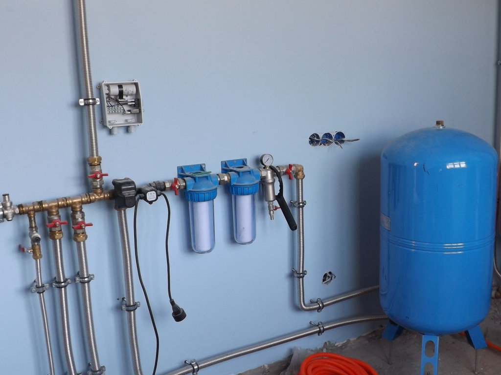 Водоснабжение в частном доме. Водопровод в частном доме. Система водоснабжения в доме. Монтаж водоснабжения.