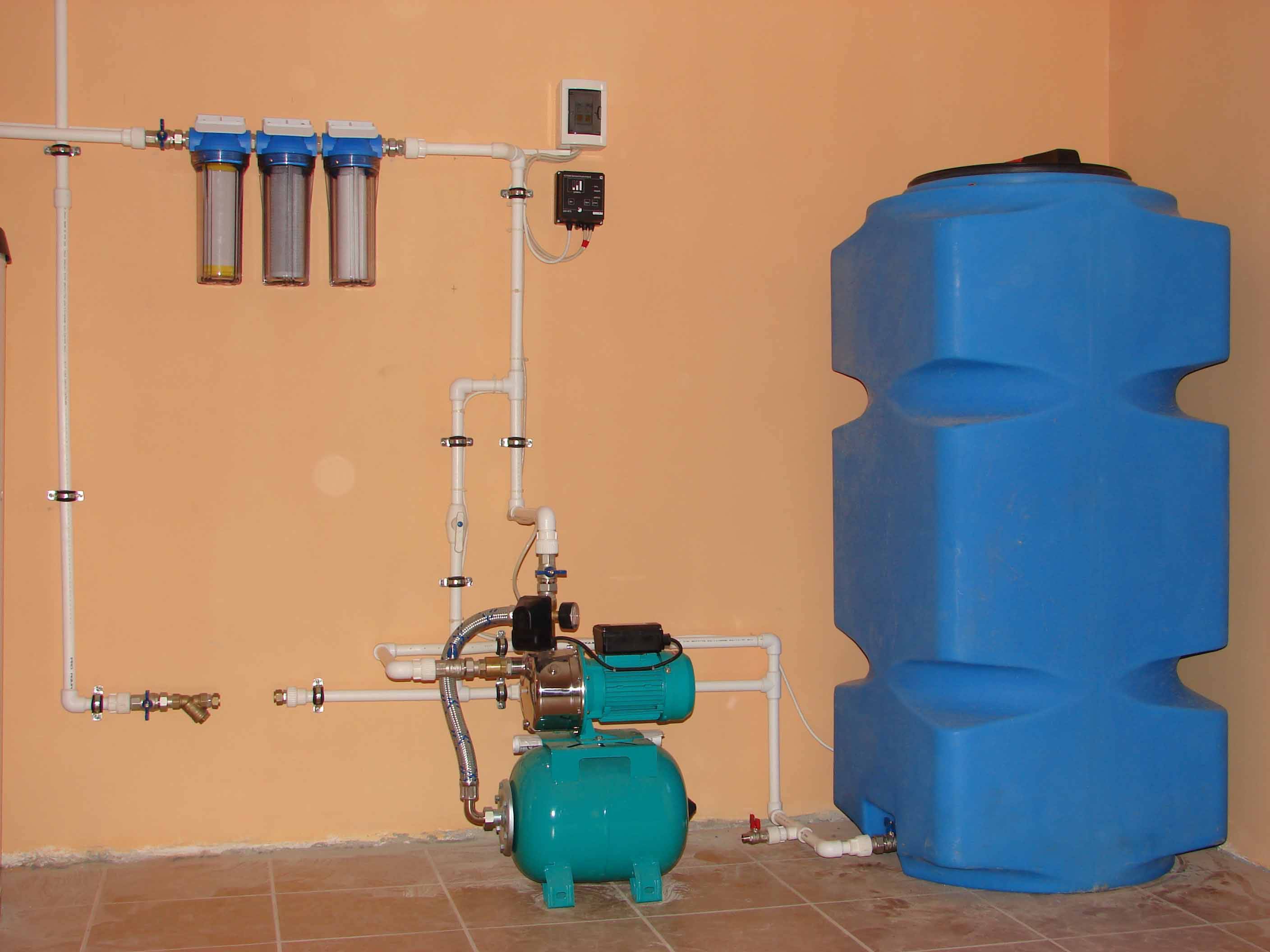 Система водоснабжения с накопительным баком и насосом