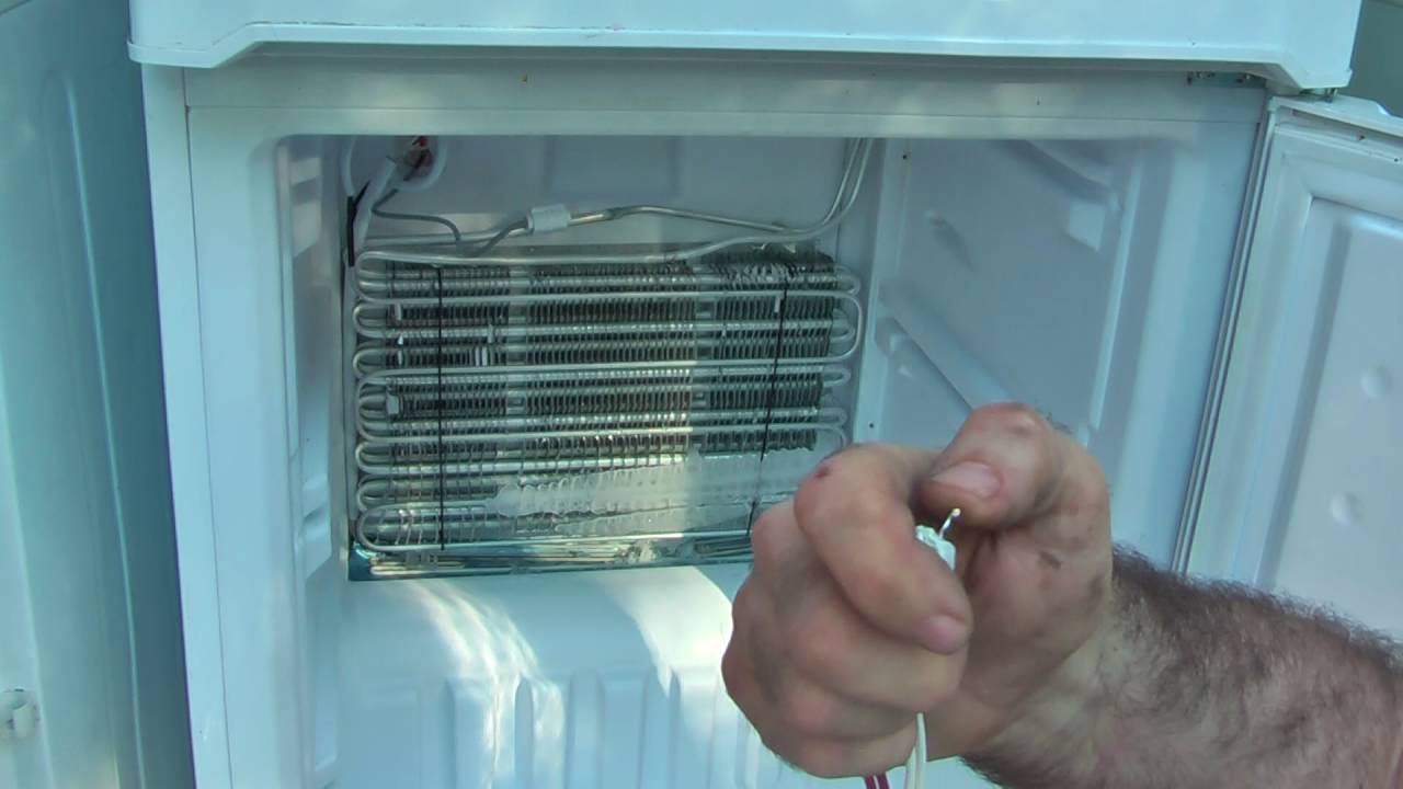 Почему холодильник не морозит, а морозилка работает