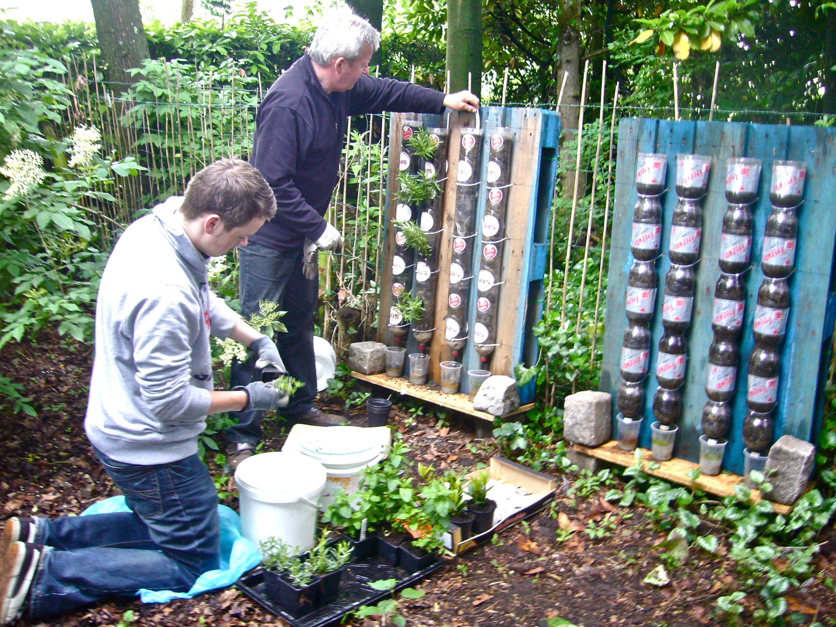 Садовые поделки своими руками из подручных средств - 72 фото идеи уникальных изделий для сада