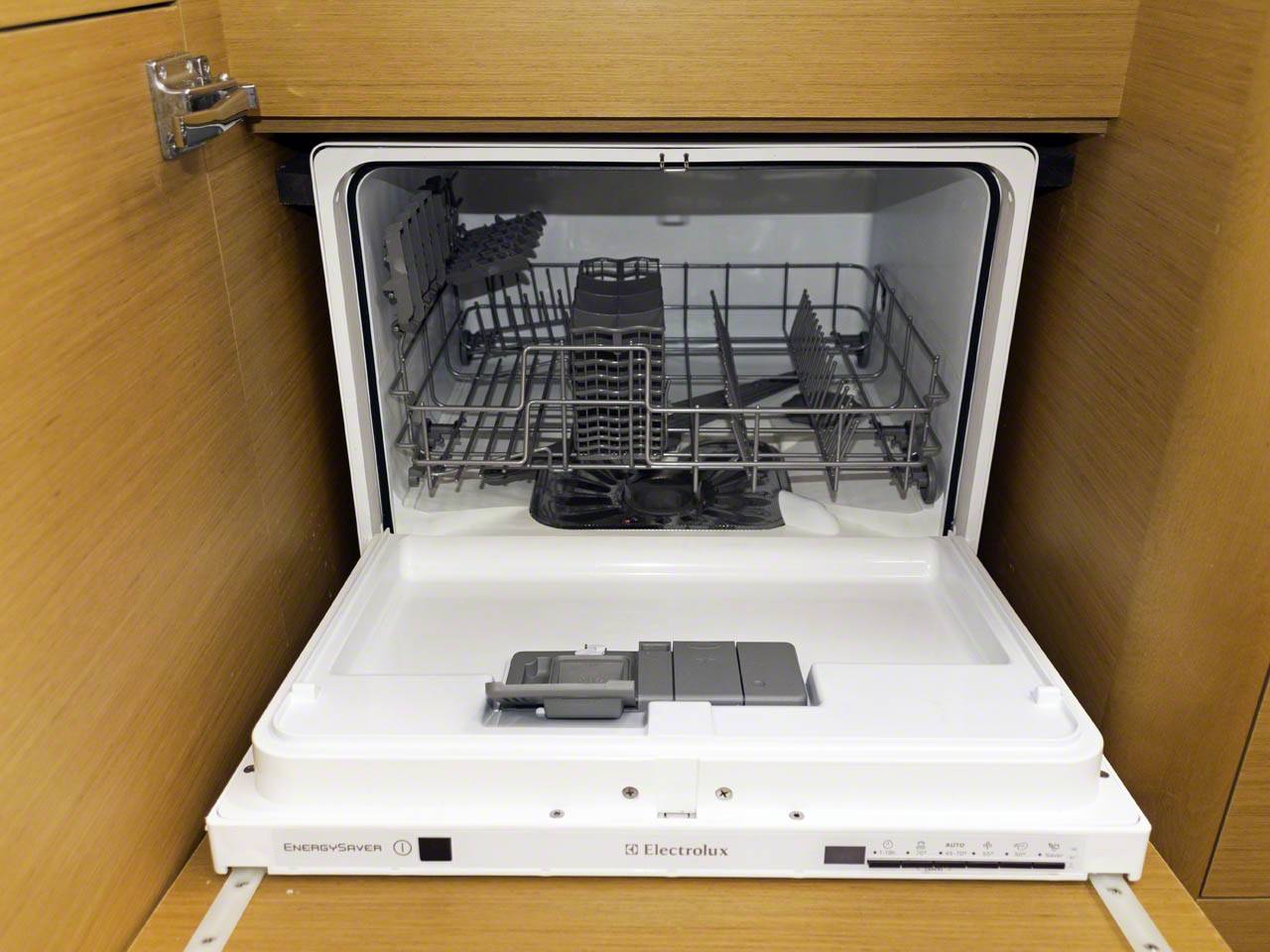 Небольшая посудомоечная машина. Компактная посудомоечная машина Электролюкс. Посудомоечная машина Электролюкс маленькая. Посудомоечная машина маленькая узкая под раковину 40 см бош. Посудомойка под раковину встраиваемая Bosch.