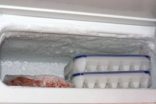 Почему снизу холодильника no frost течет вода, причины, что делать?