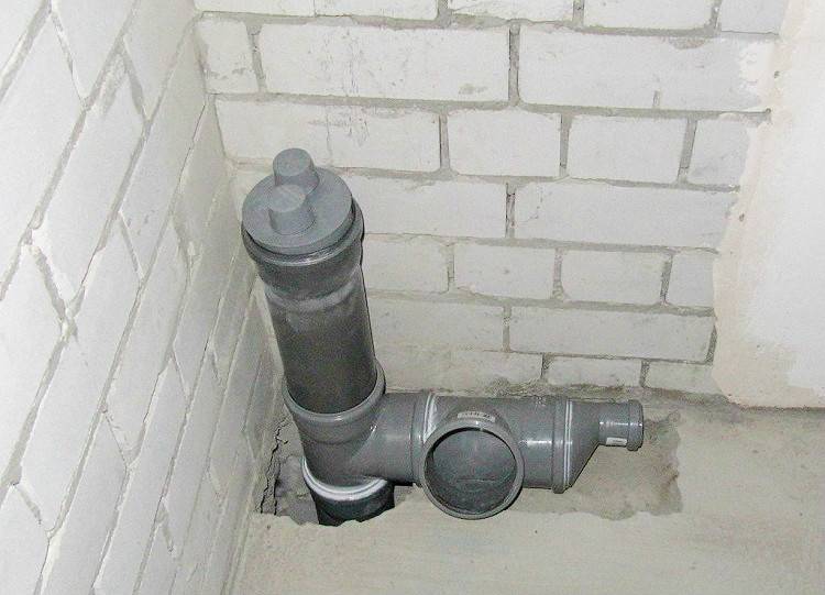 Запах из канализационных труб: причина и как избавится