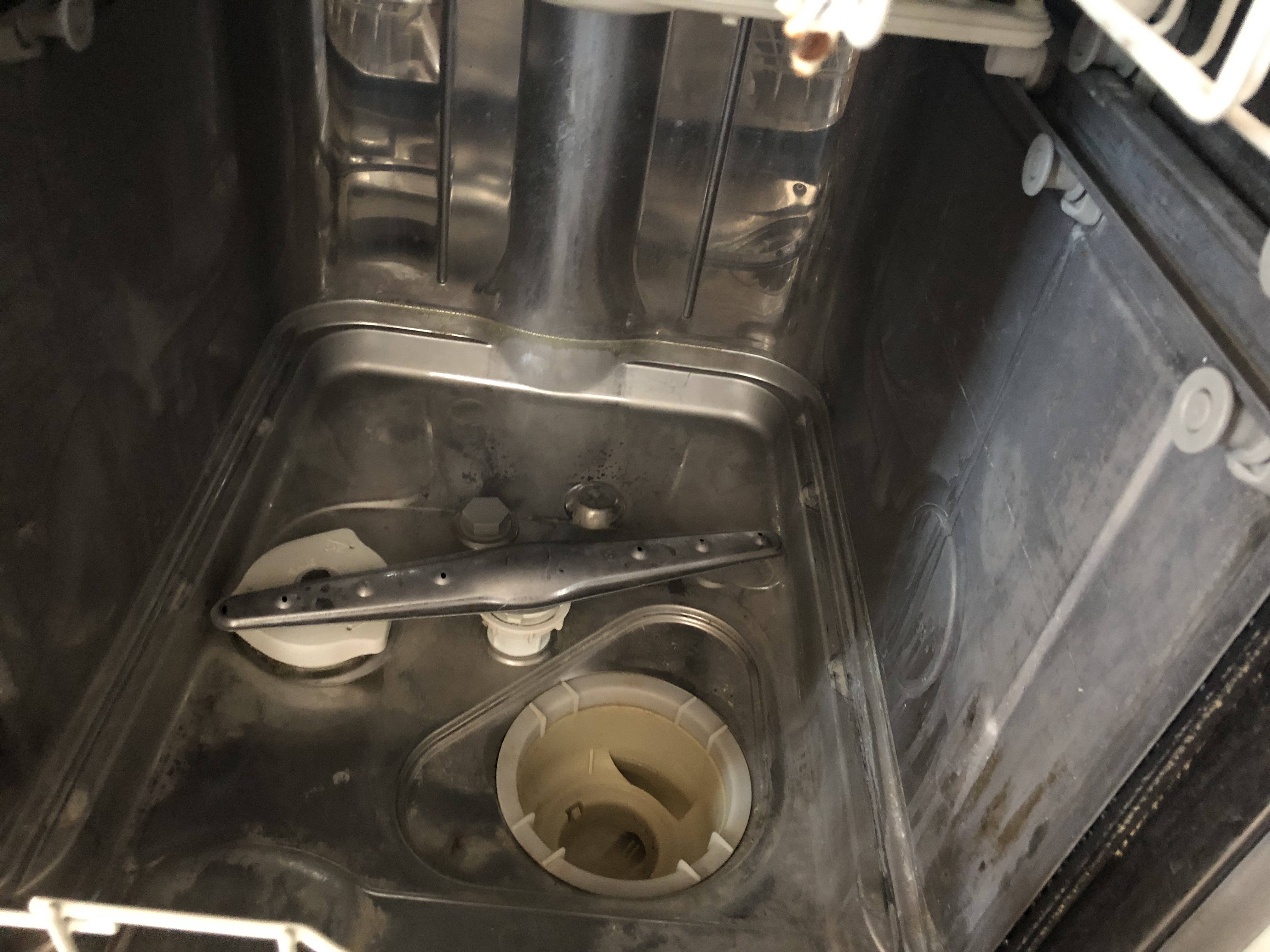 В посудомоечной машине остается налет на посуде