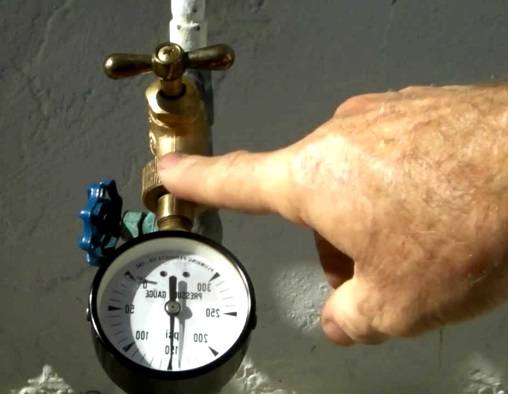 Как увеличить напор воды в квартире своими руками: выбираем насос по параметрам и рекомендациям