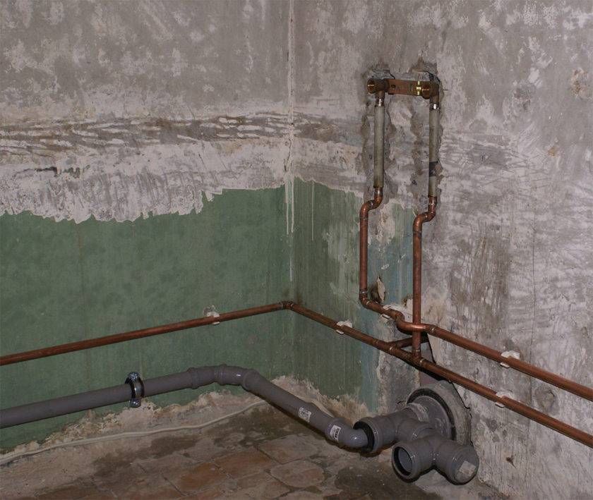 Как спрятать трубы в ванной не монтируя в стену под плитку, чтобы был доступ