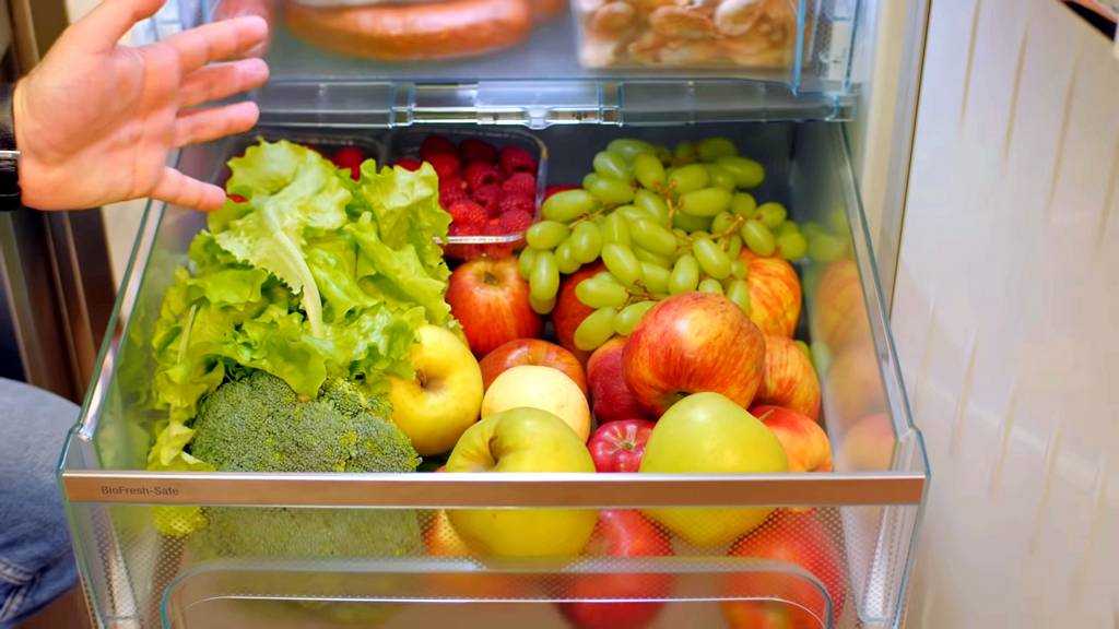 Нижний ящик холодильника предназначен совсем не для овощей: что же в него класть