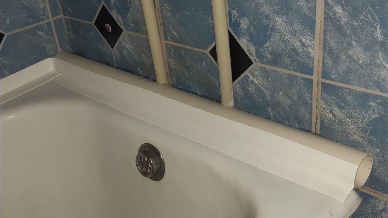 Угол в ванной видео. Галтель для ванны заделать щель 80 мм. Бордюр для ванной. Уголок на стык плитки в ванной. Уголок между ванной и стеной.