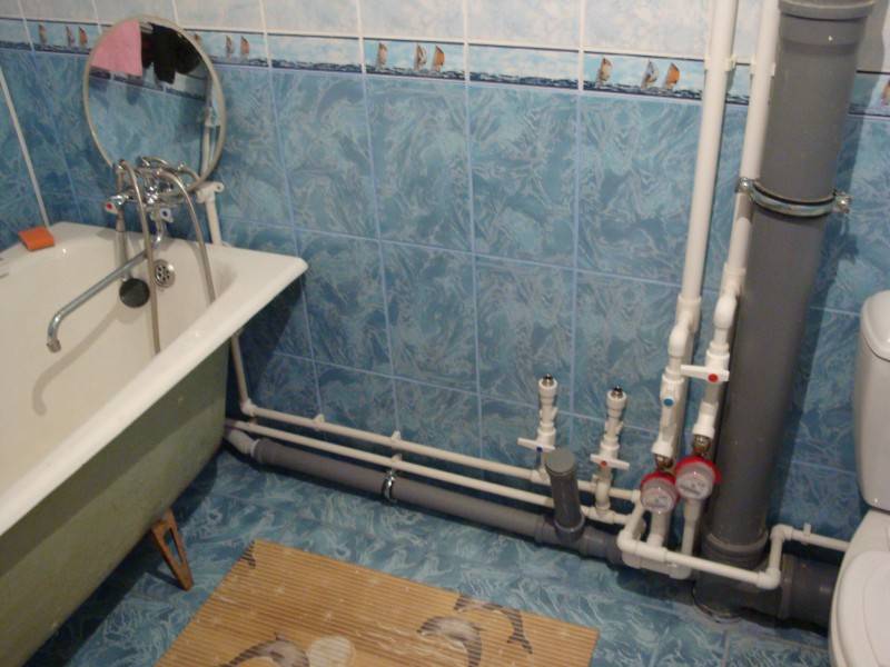 Как закрыть трубы в туалете