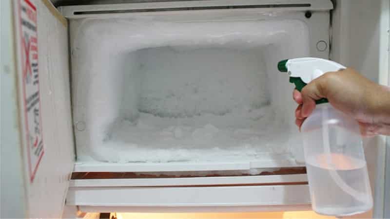 Что делать если на задней стенке холодильника намерзает лед?