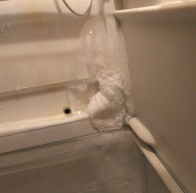 Что делать, если снизу холодильника появилась вода