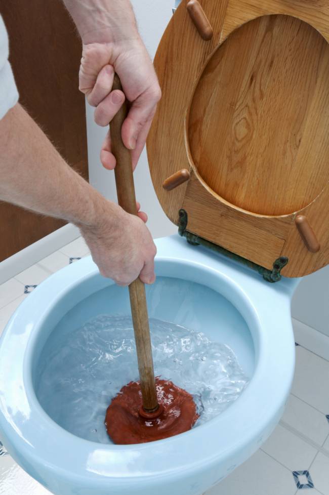 Как убрать воду из унитаза