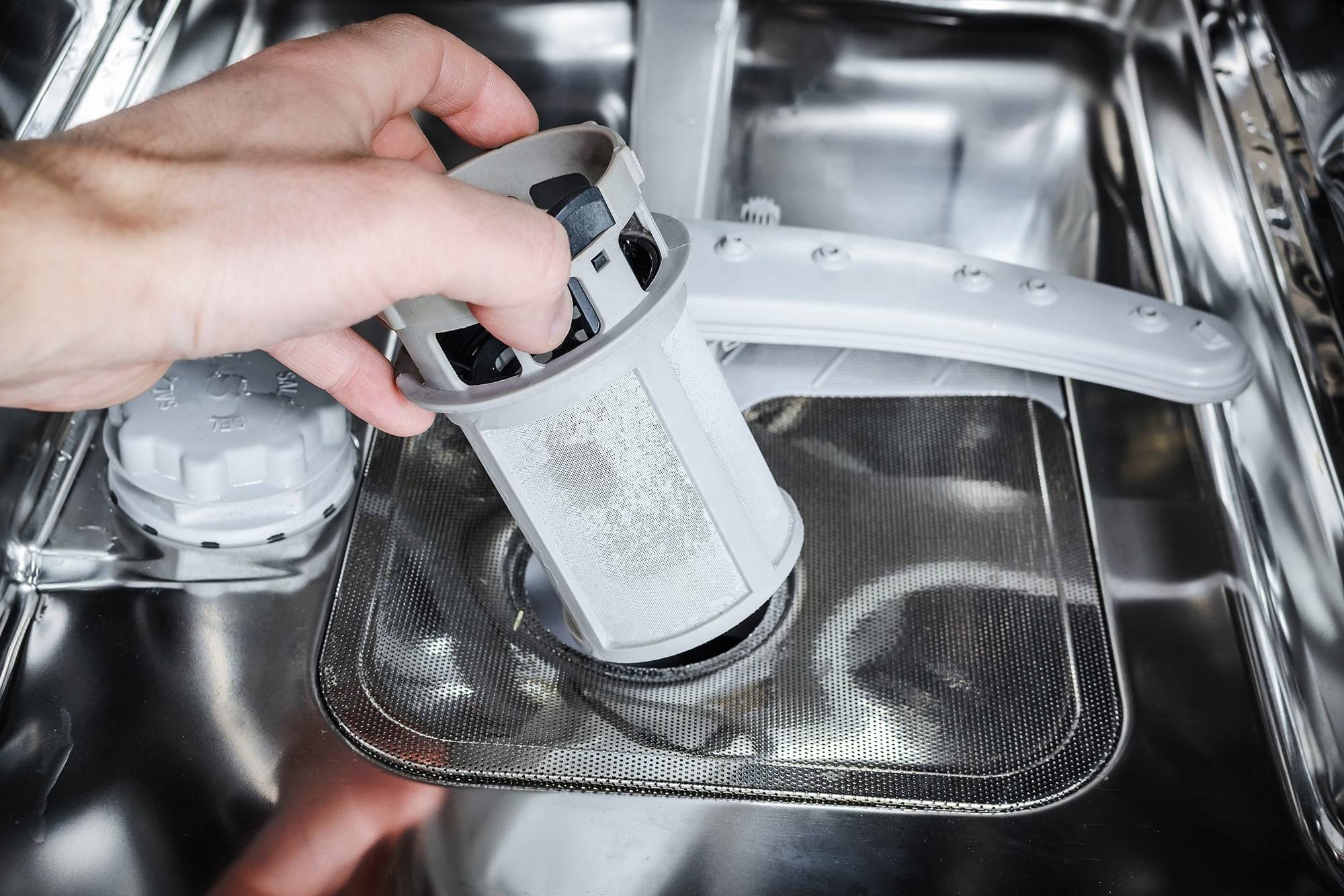 Неприятный запах из посудомоечной машины: причины и устранение