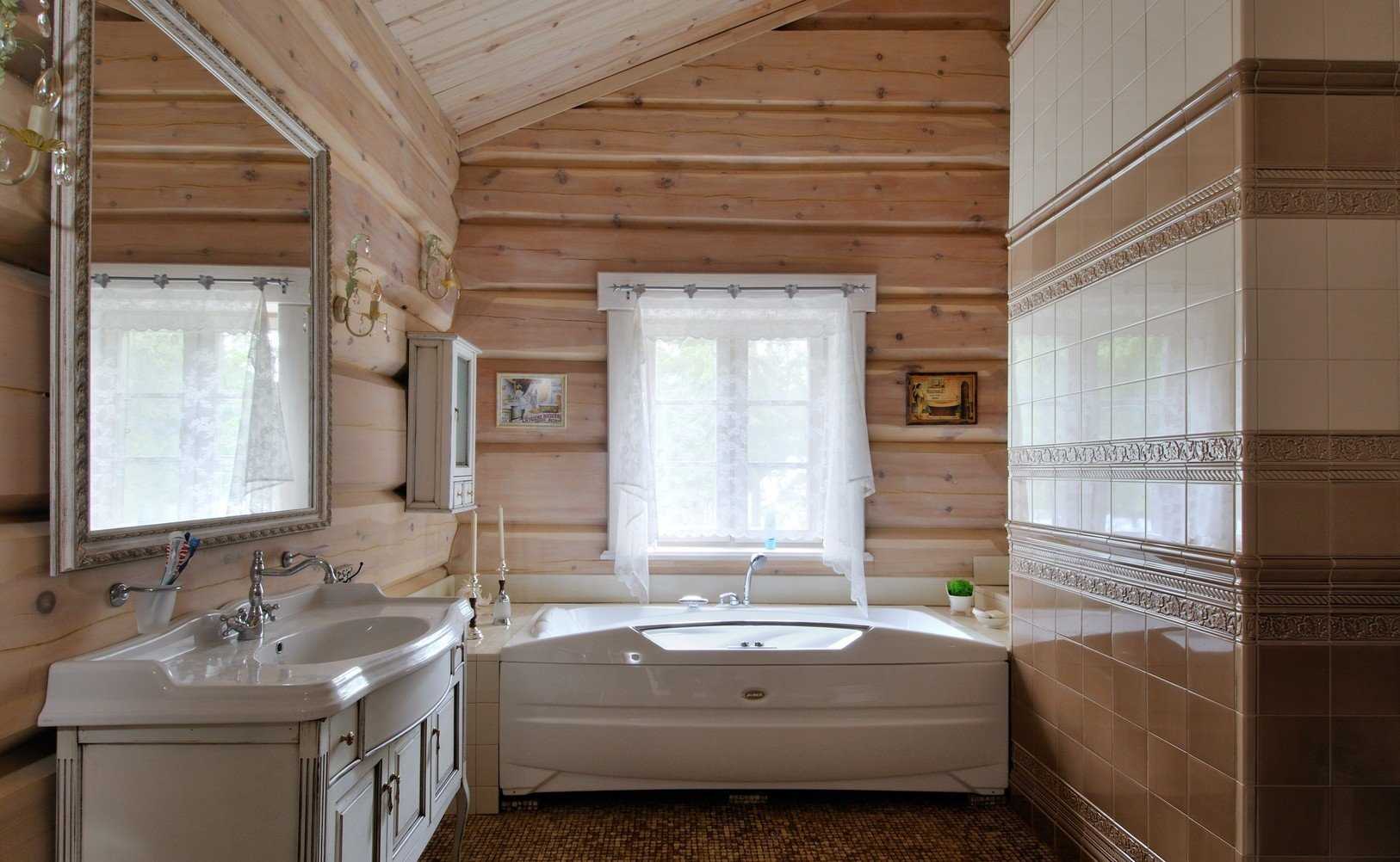 Отделка деревянной комнаты. Ванная в деревянном доме. Санузел в деревянном доме. Санузел в доме из бруса. Ванная комната в деревянном доме.