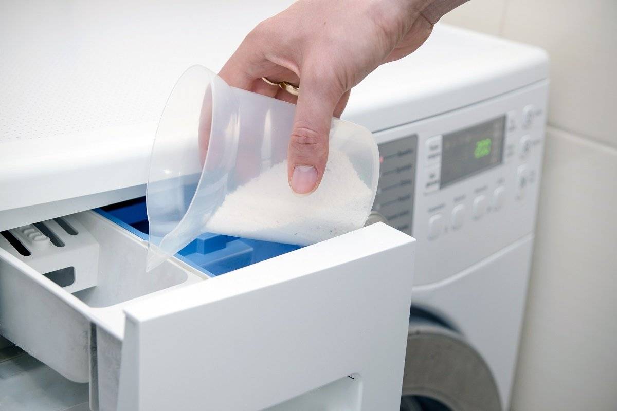 Куда засыпать порошок и заливать жидкое средство в стиральной машине