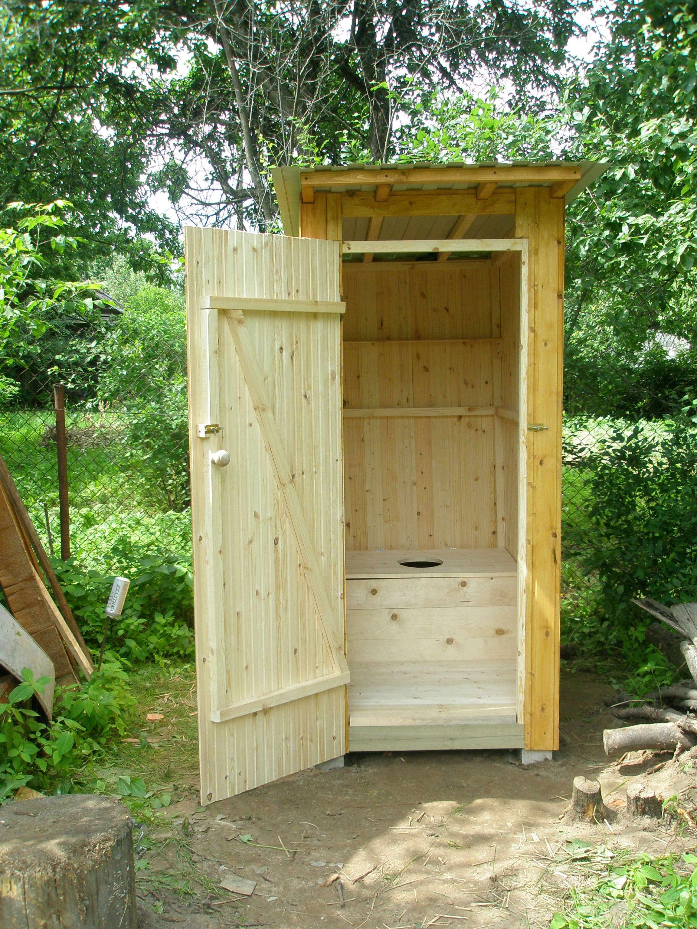 Уличный туалет своими руками из дерева. Туалет дачный. Туалет дачный деревянный. Уличный туалет для дачи. Постройка туалета на даче.