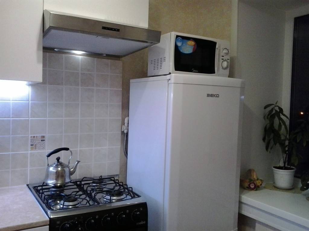 Можно ли ставить холодильник возле газовой трубы — тонкости безопасного размещения оборудования