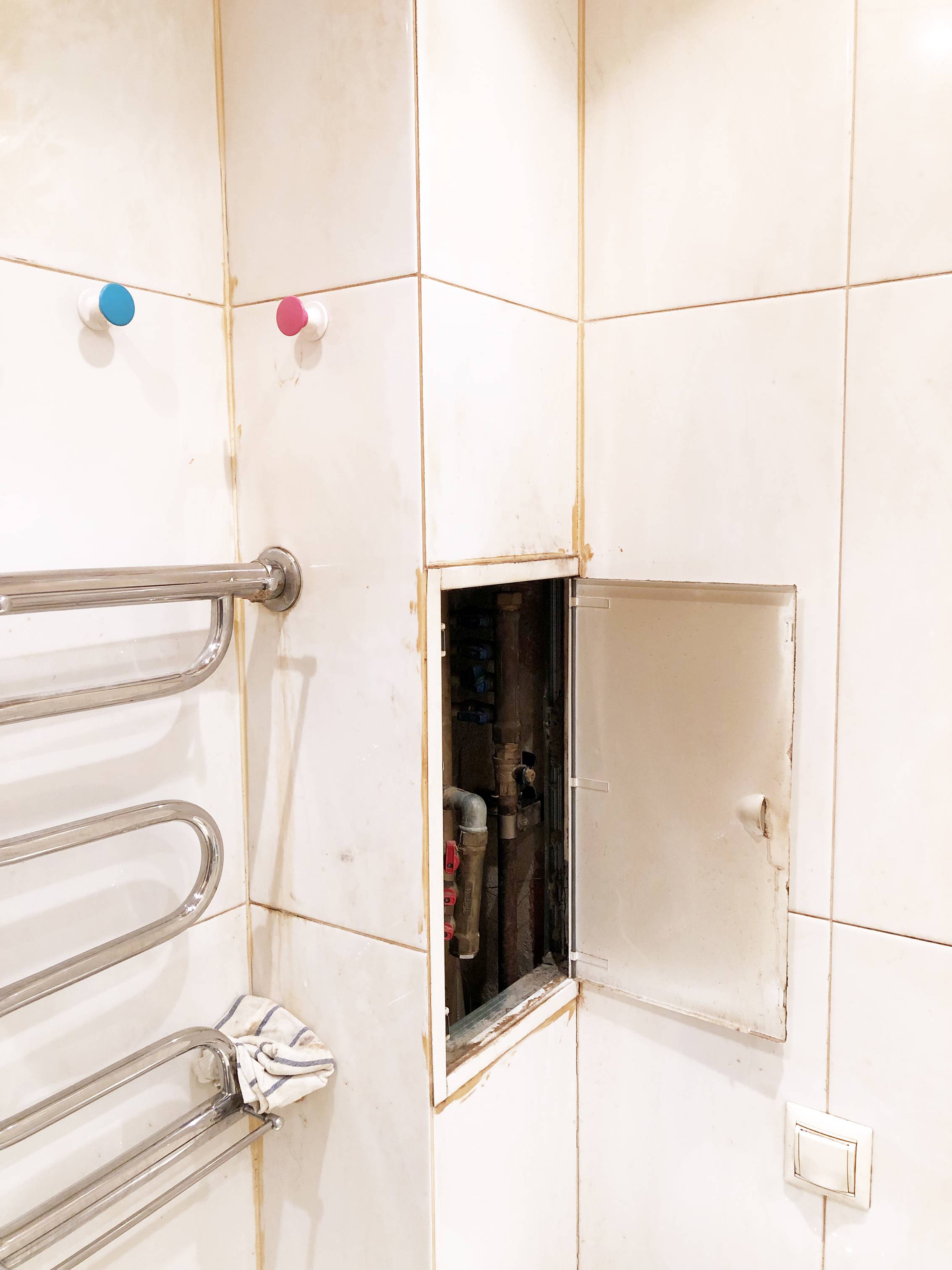 Как спрятать трубы в ванной под плитку - вопросы и решения
