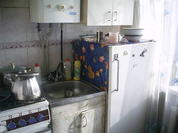 Можно ли ставить холодильник рядом с плитой на кухне (электрической, газовой): минимальное расстояние, методы защиты, советы и рекомендации