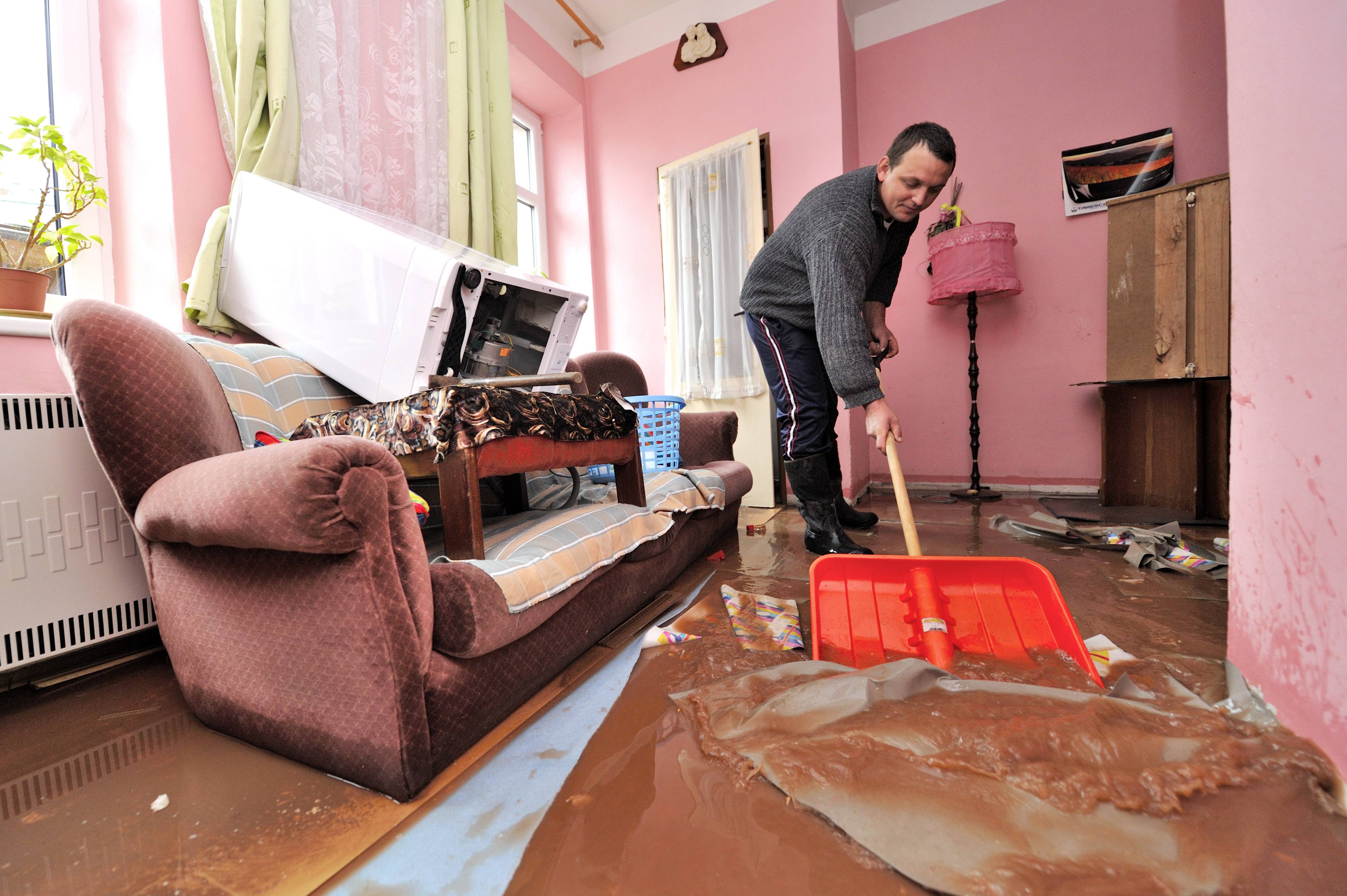 Залив жилого помещения. Потоп в квартире. Затопило квартиру. Затопили соседи. Соседи затопили квартиру.