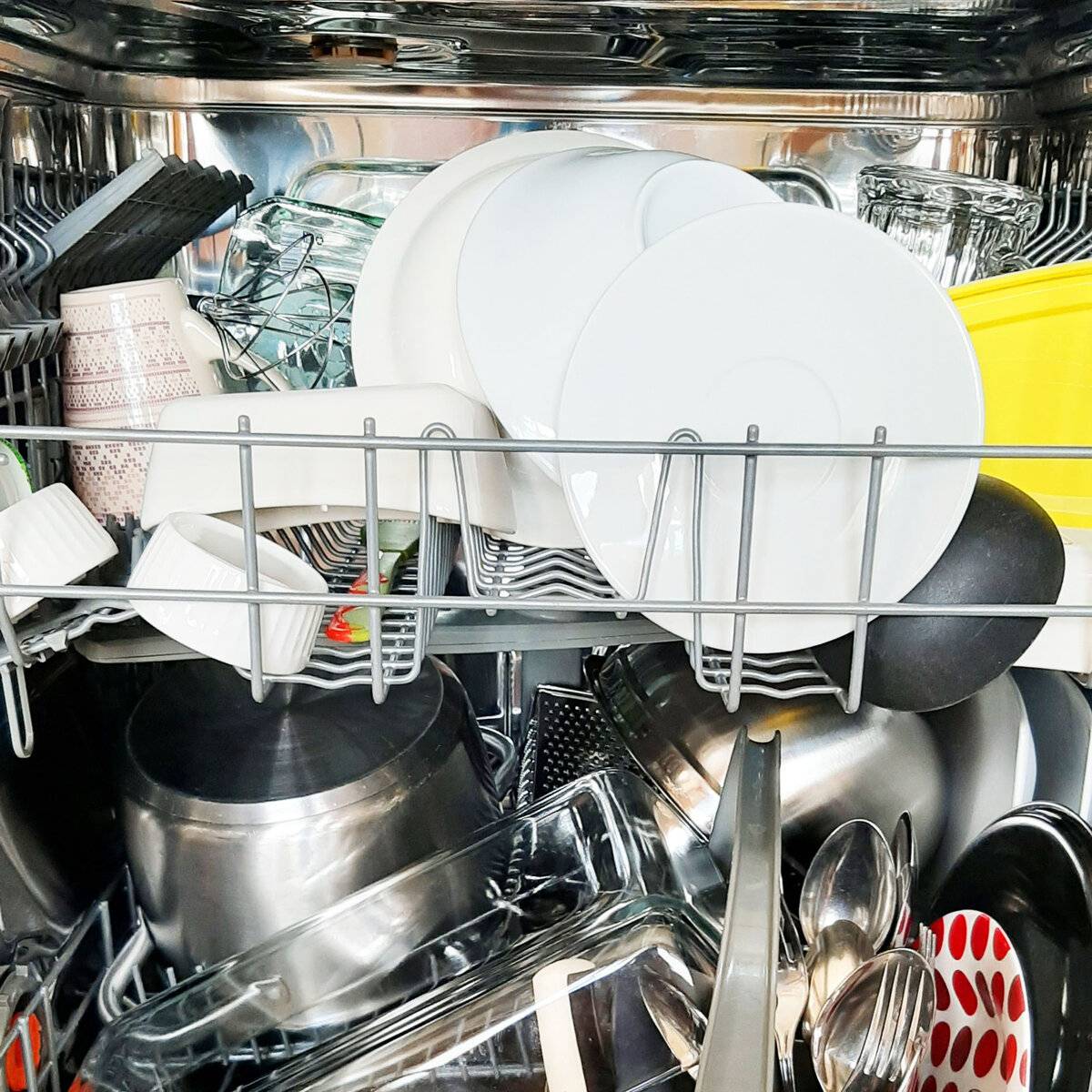 Кастрюля можно мыть в посудомоечной машине. Посуда в посудомойке. Загрузка посуды в посудомоечную машину. Правильная загрузка посуды в посудомоечную машину. Кастрюли в посудомойке.